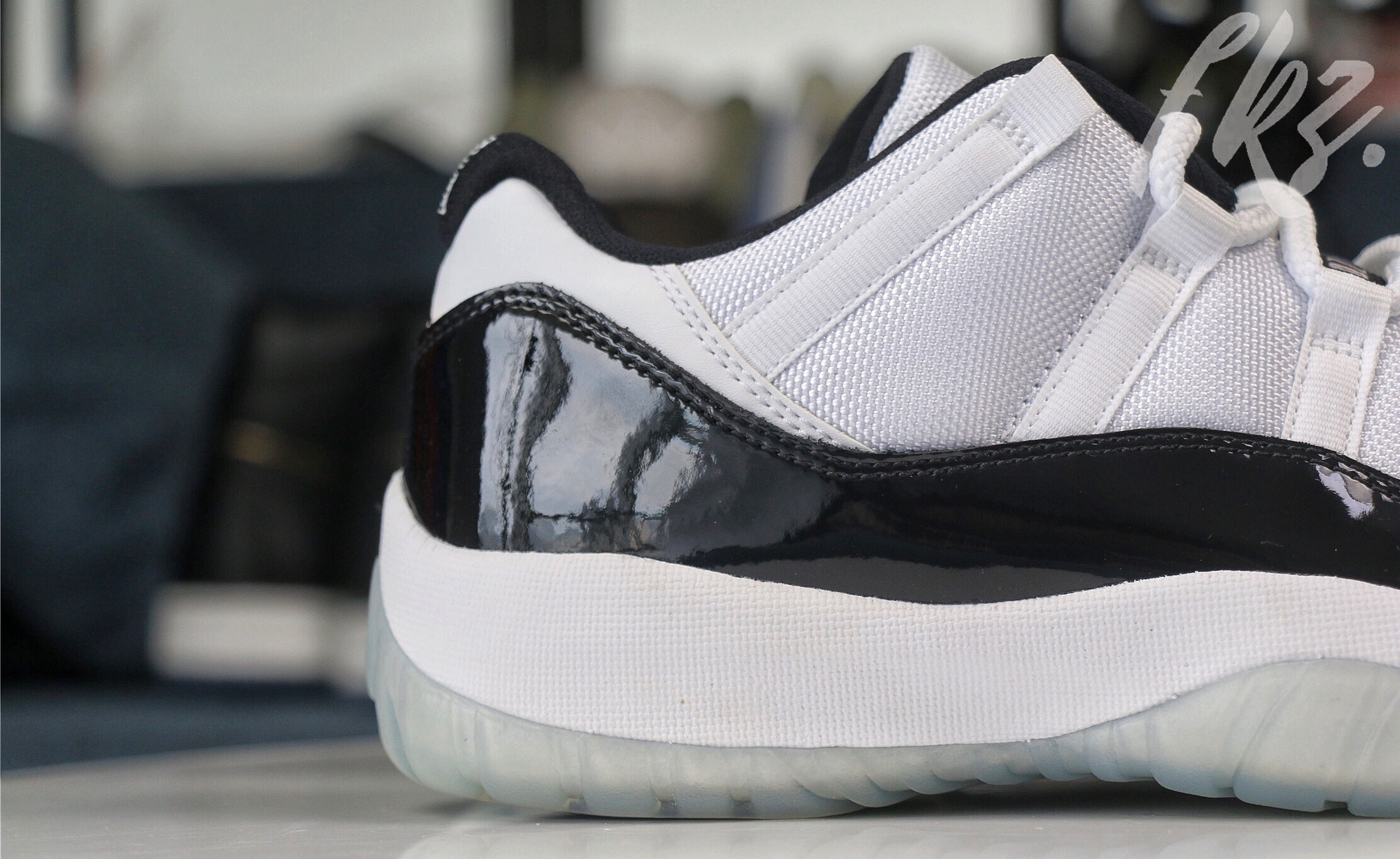 Air Jordan 11 Retro Low Concord