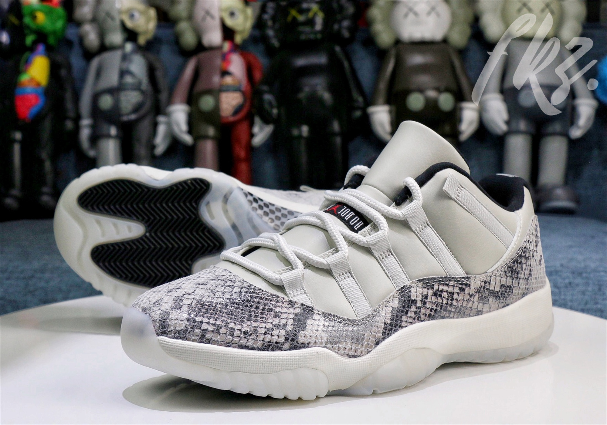 Air Jordan 11 Retro Low Snakeskin Light Bone