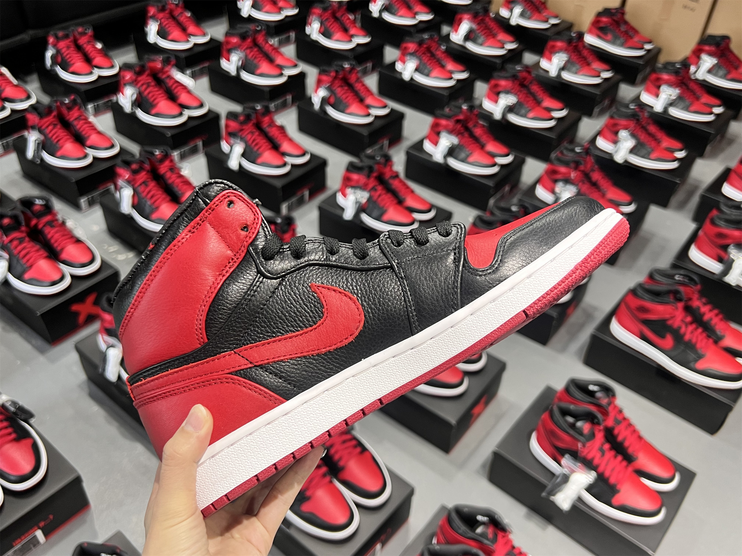 Air Jordan 1 OG Banned/Bred 2011 (LN5 A1 ,Deadstock,with tiny Flaws)