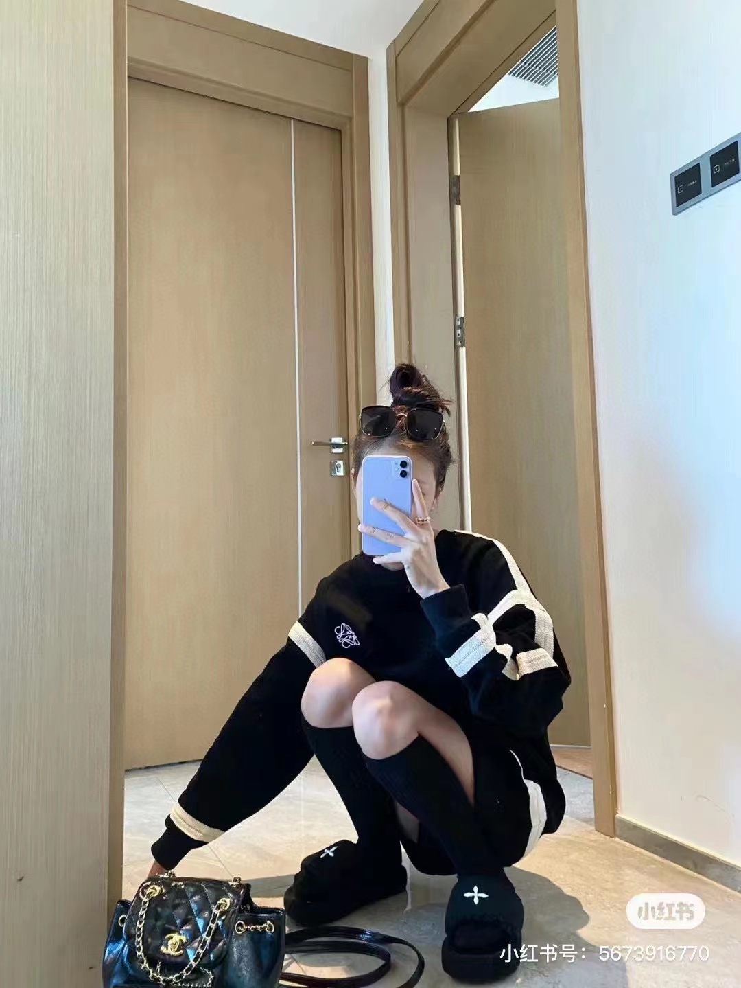 LOEVVE 22FW Ribbon Embroidered Crew Neck Sweater