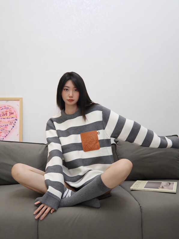 Loevve 22SS autumn and winter new round neck striped patch sweater