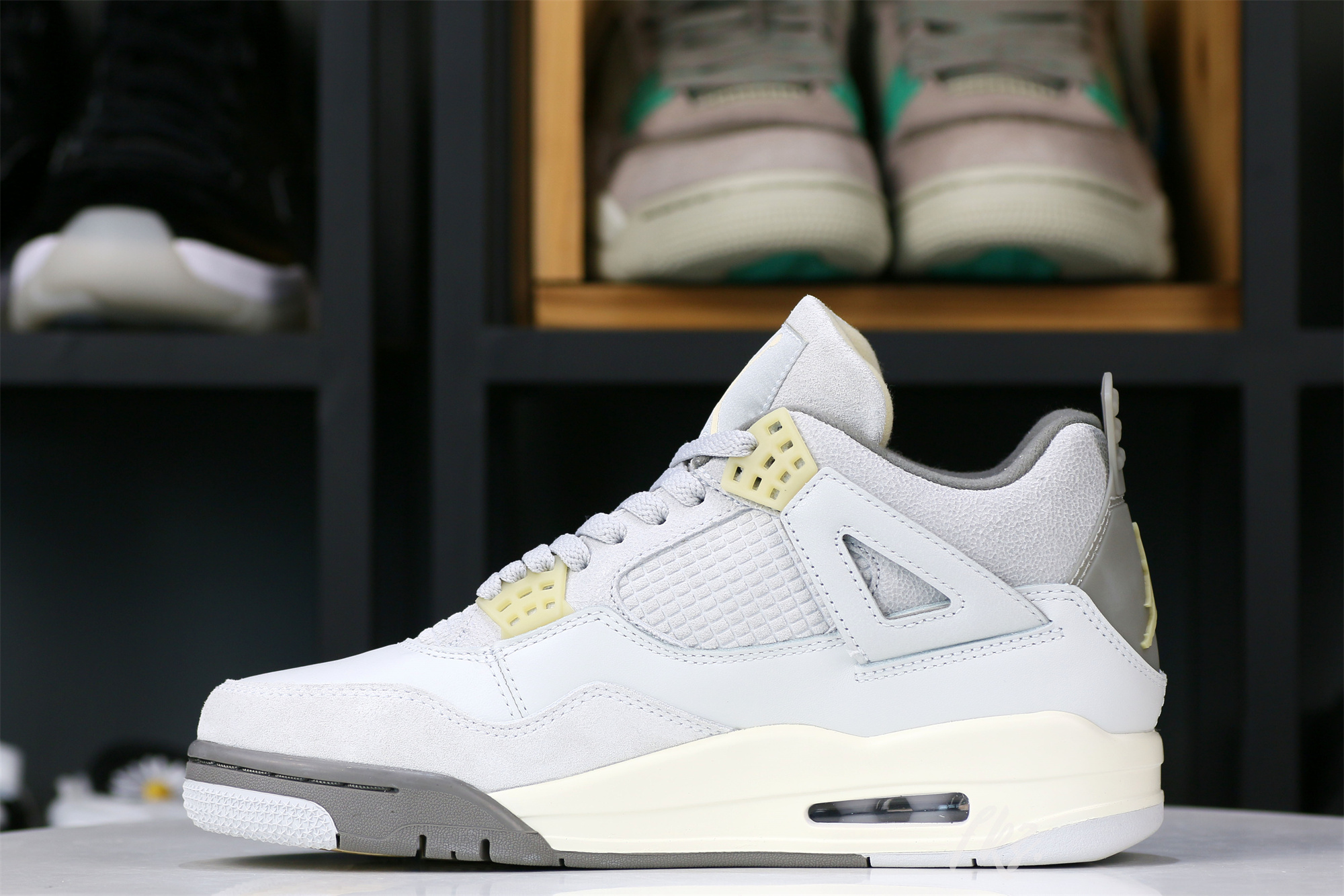 Air Jordan 4 Retro SE Craft Photon Dust