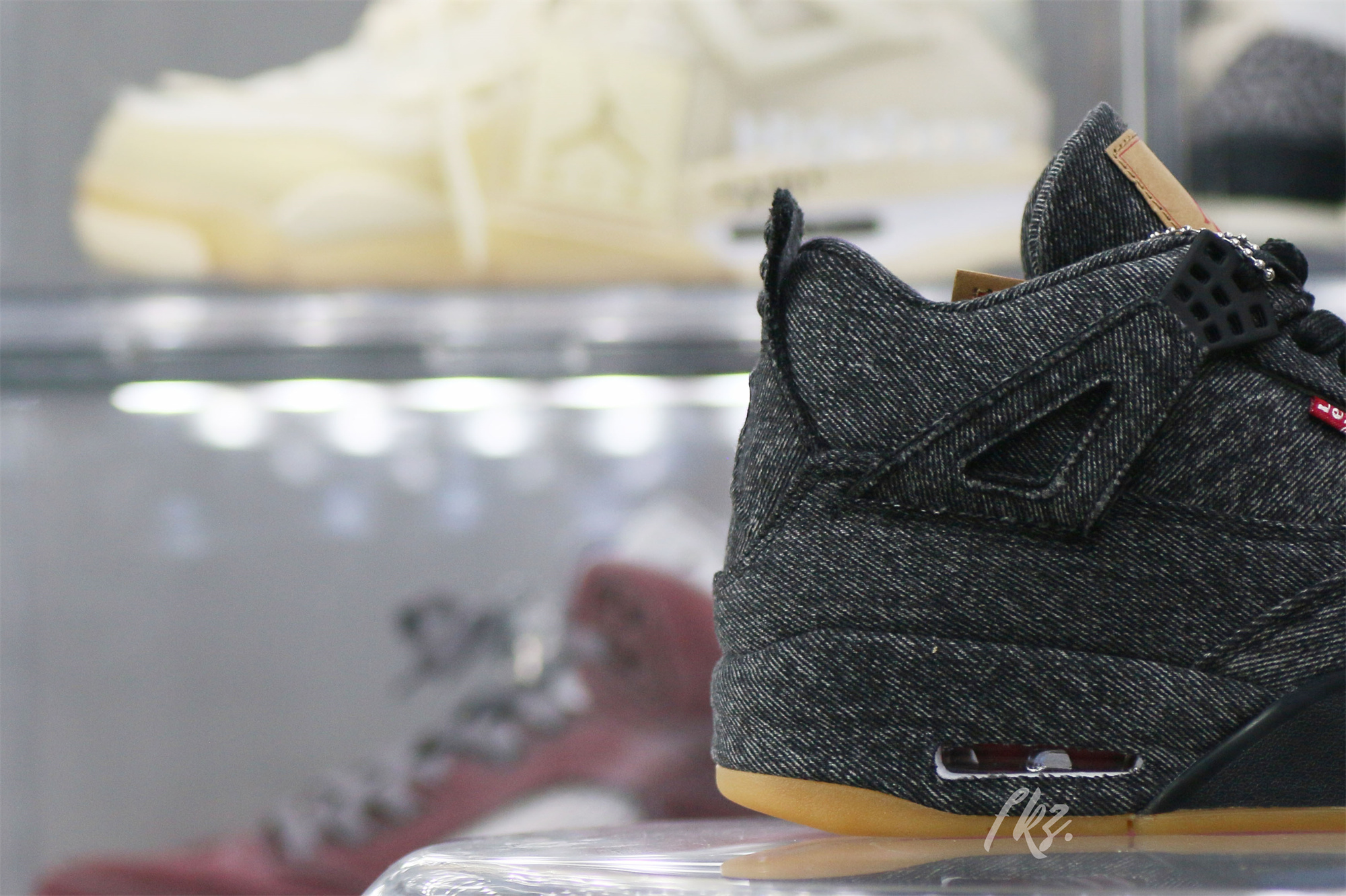 Air Jordan 4 Retro Levi’s Black (Levi’s Tag)