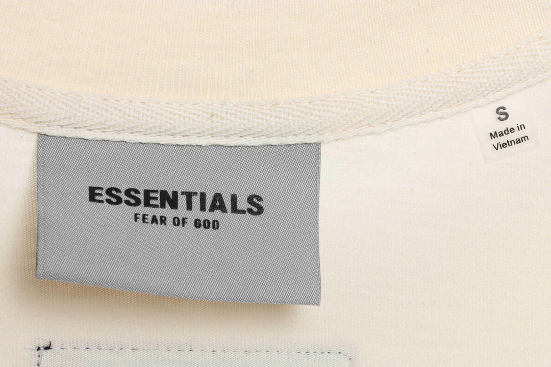 Essentials back silicone letter short sleeve