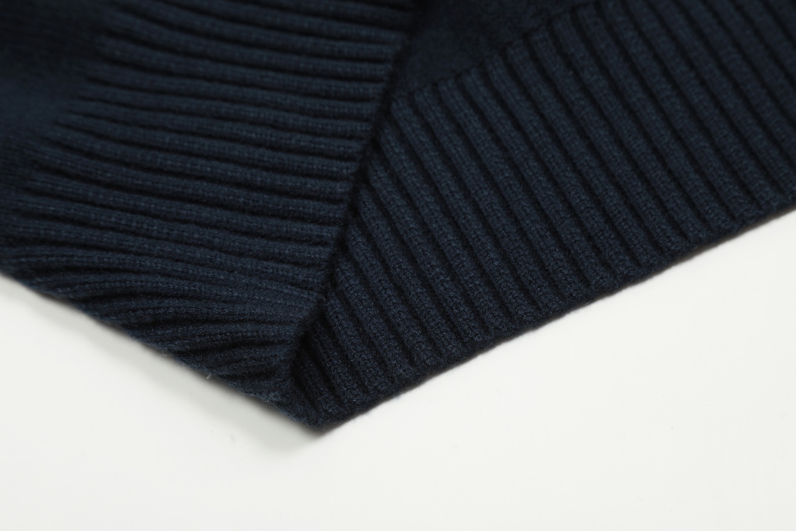 Am1 2024SS classic black jacquard big heart turtleneck sweater