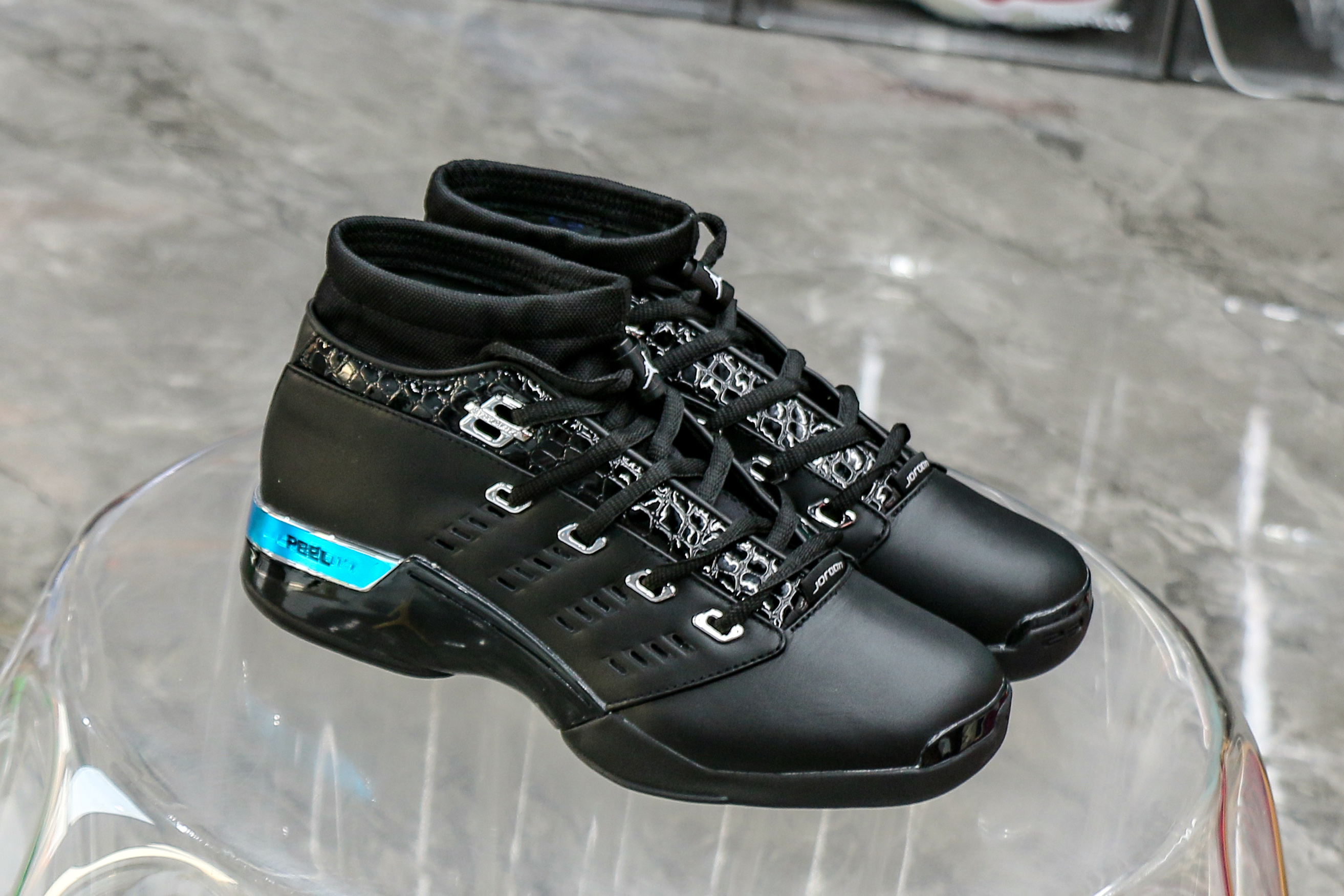 jordan 17 og low black Ch*0me (regular box)