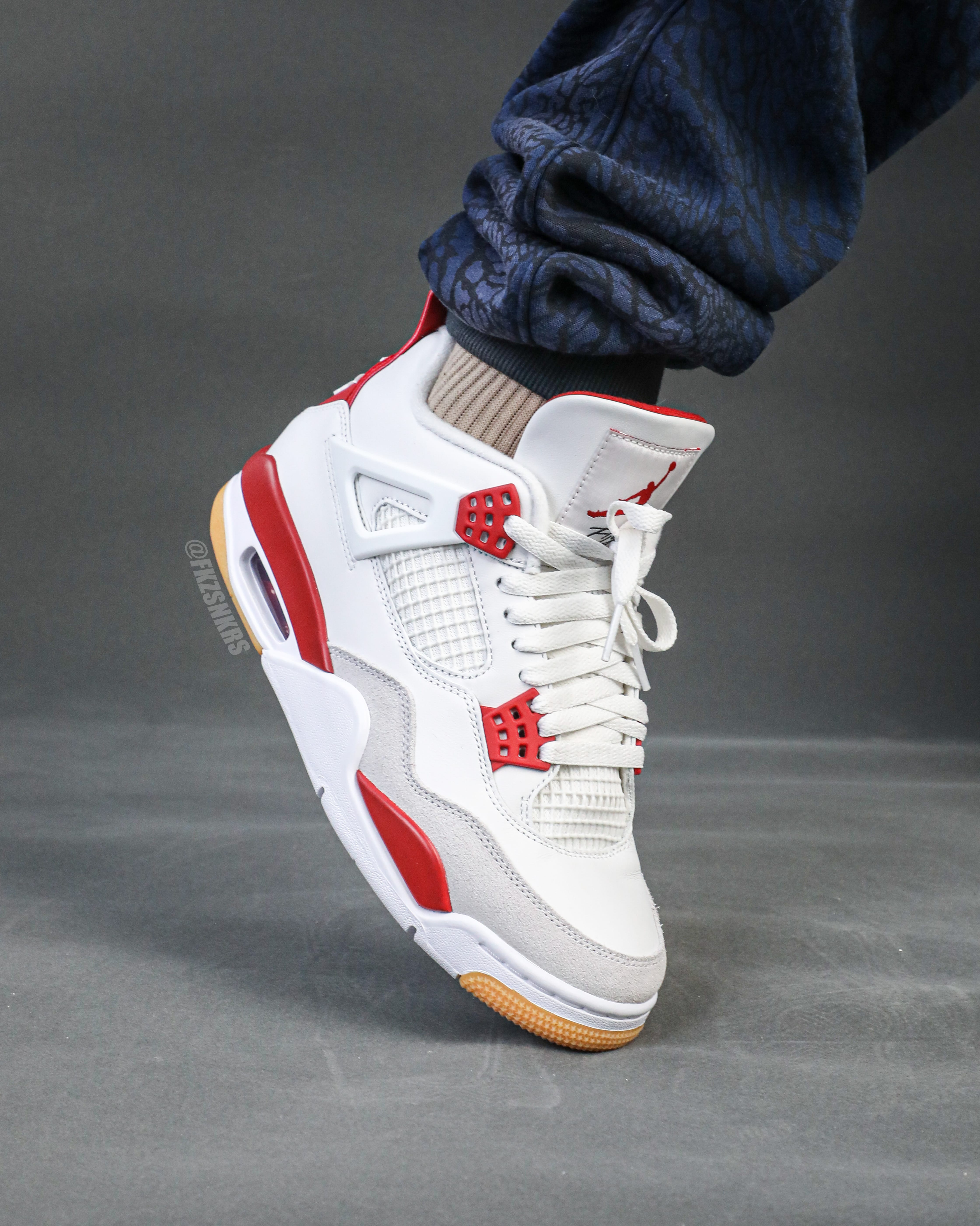 Nike SB x Air Jordan 4 Varsity Red is a Family & Friends (LN5 A1 Batch)